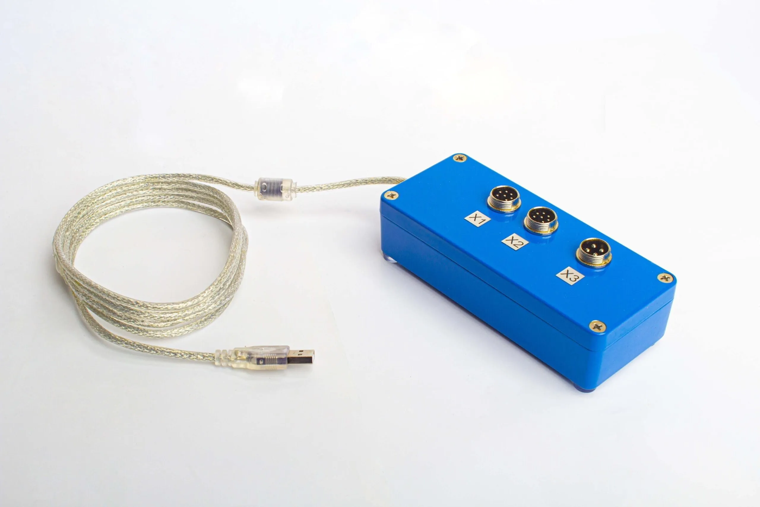 Unidad de medida USB de dos canales del vibroanalizador Balanset-1A con sus conectores para acelerómetros y sensor de fase