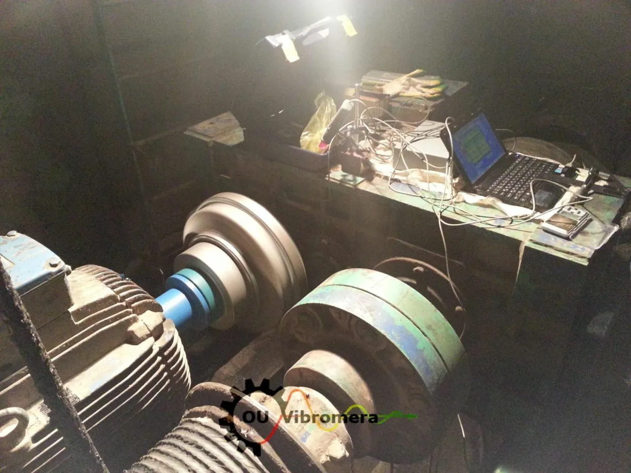 Acoplamiento de máquina siendo equilibrado en campo con un vibroanalizador portátil sin desmontar el rotor