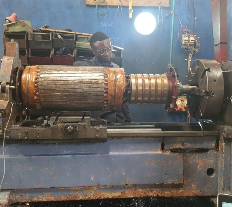 Equilibrado del rotor de un gran motor eléctrico: un técnico realiza el procedimiento de equilibrado dinámico en una máquina especializada