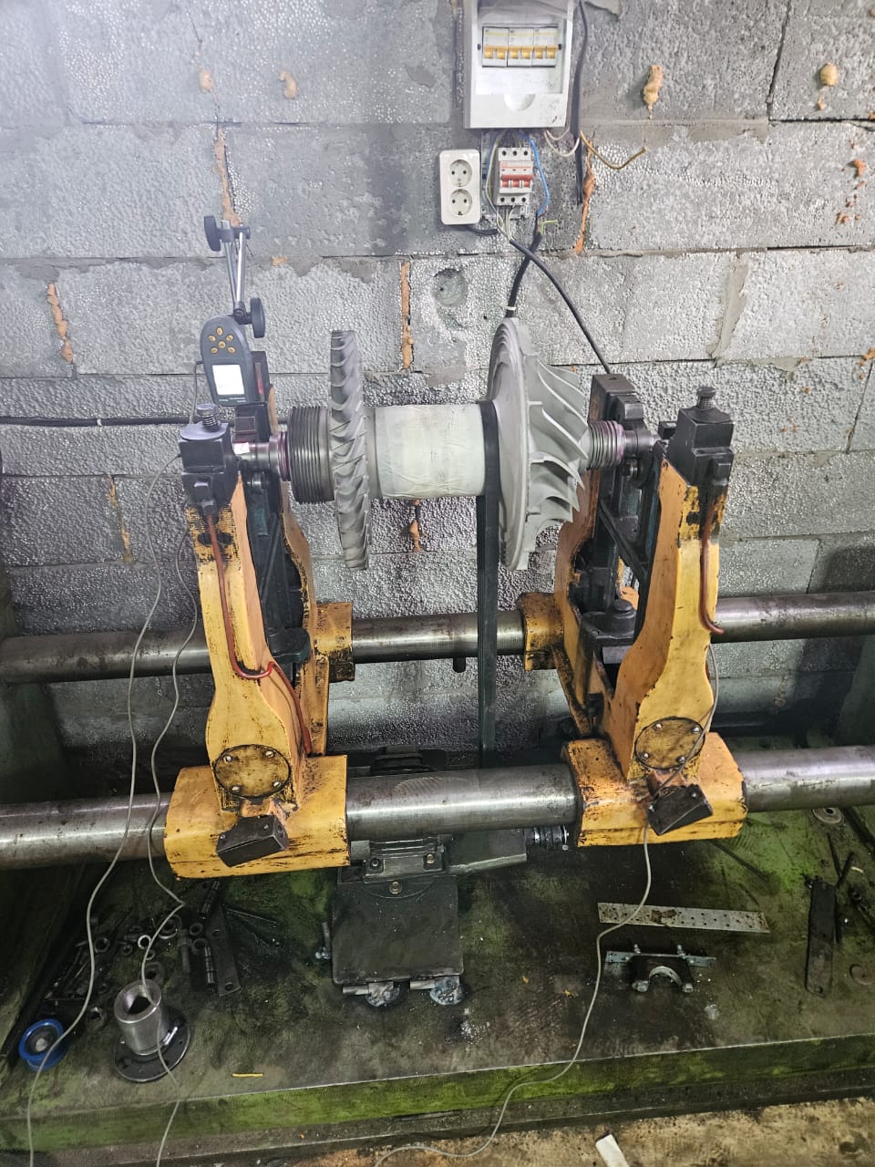 Bancada de equilibrado modernizada con Balanset-1A OEM trabajando sobre un rotor.