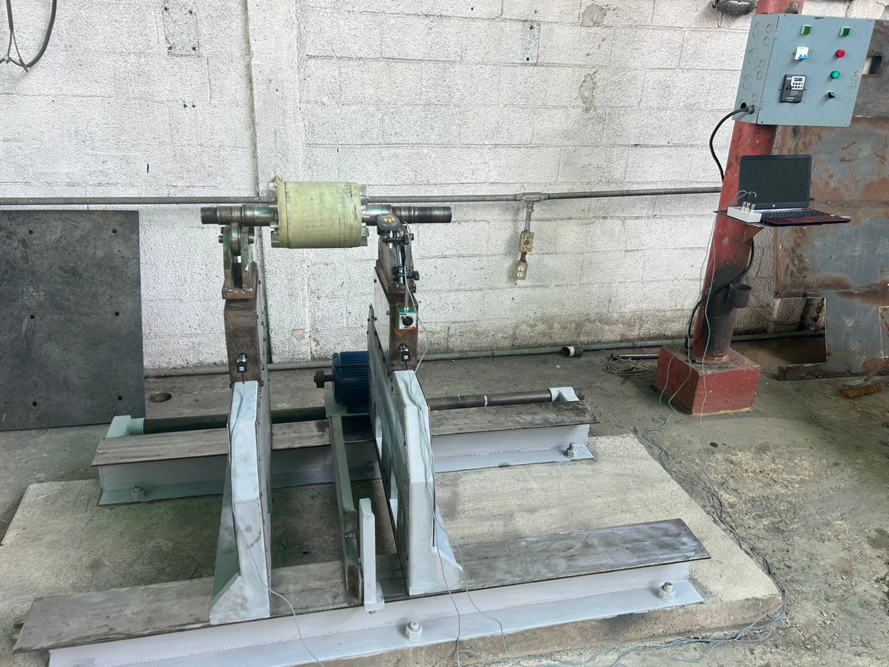 Otra vista de una bancada modernizada equilibrando una turbina de gas.