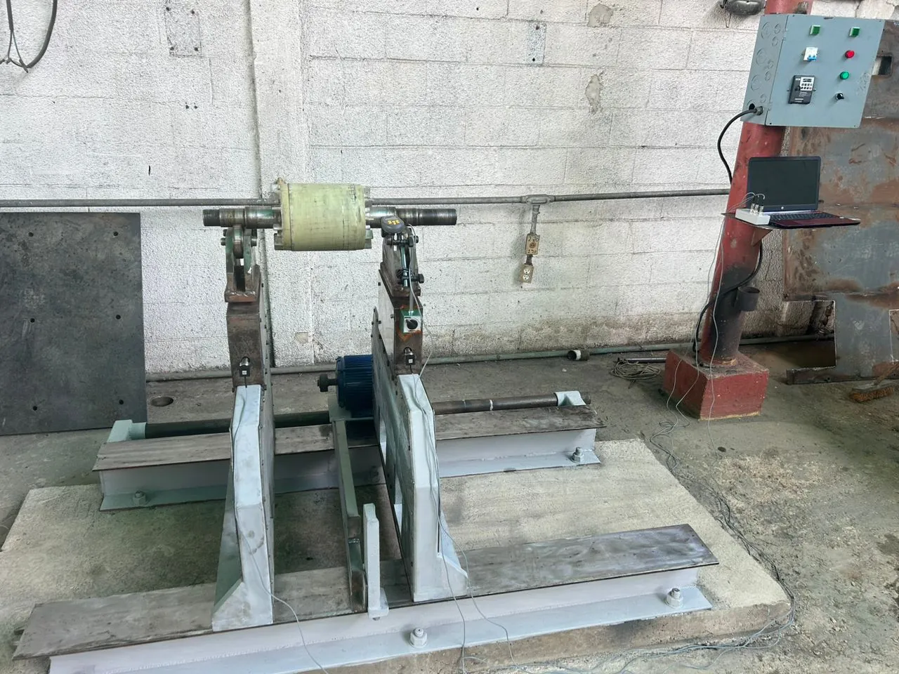 Otra vista de una bancada modernizada equilibrando una turbina de gas.