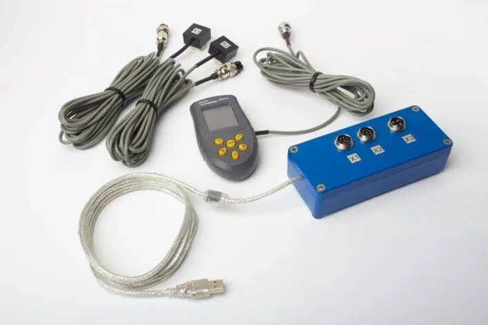 Máquina de equilibrado dinámico portátil Balanset-1A en maletín resistente con accesorios