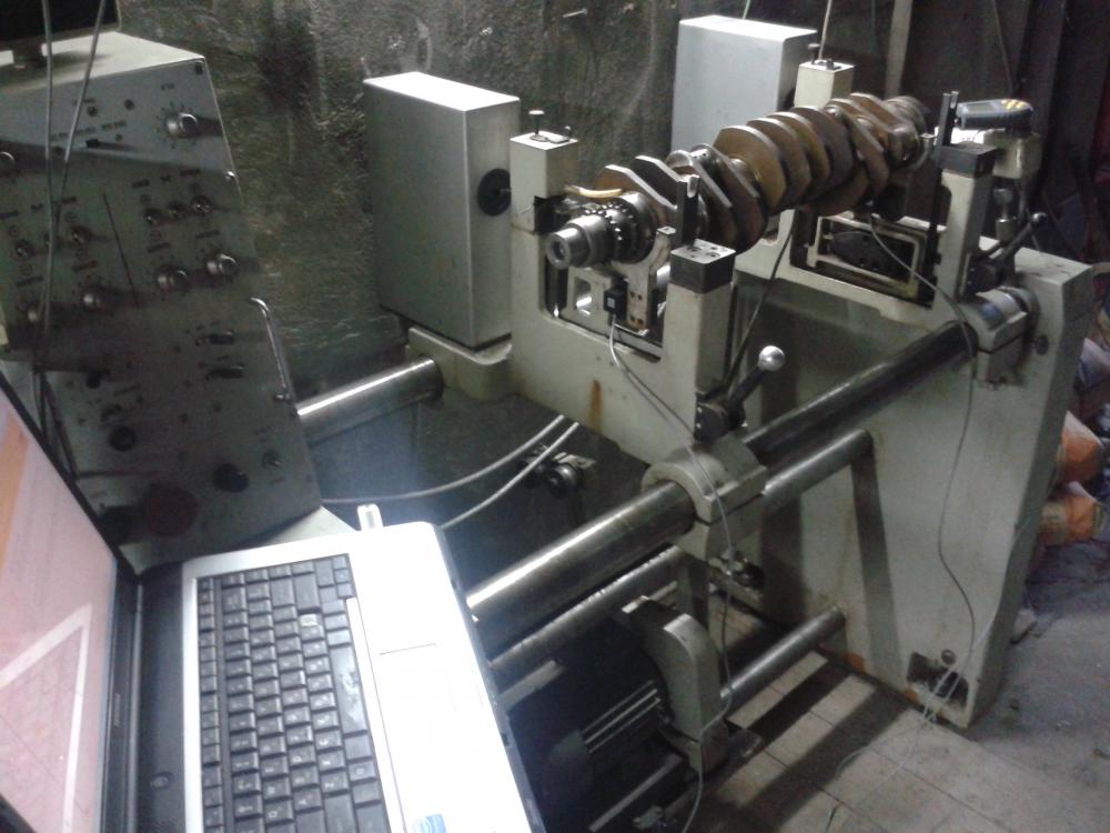 Modernización de una bancada Schenck antigua con Balanset-1A OEM para el equilibrado de un cigüeñal.