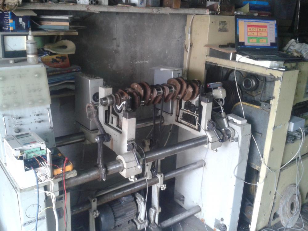 Primer plano de la integración del Balanset-1A OEM en el sistema de control de una bancada de equilibrado antigua.