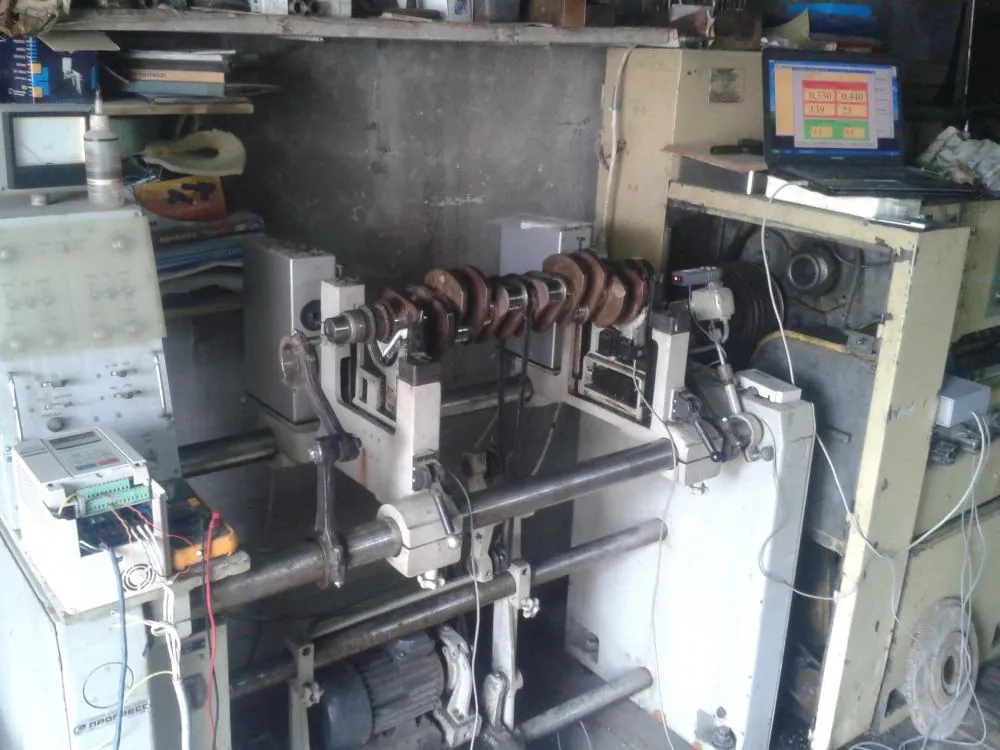 Primer plano de la integración del Balanset-1A OEM en el sistema de control de una bancada de equilibrado antigua.